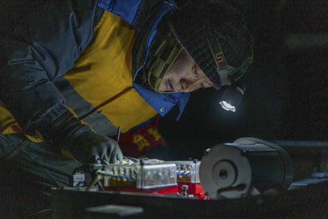 (260125) -- NAGQU, Jan. 25, 2026 (Xinhua) -- A worker checks gaps on a switch machine in Amdo County, Nagqu, southwest China's Xizang Autonomous Region, Jan. 23, 2026. Perched at an altitude of 4,886 meters, the Za'gya Zangbo signal maintenance section in Amdo County is the world's highest railway signal maintenance section. Fierce winds and bitter cold prevail in the area, where temperatures often drop below minus 30 degrees Celsius.
   Since its establishment in 2018, the section has been responsible for maintaining and repairing signal equipment at three high-altitude stations -- Tanggula South, Za'gya Zangbo and Xuechama. Ten young workers from various ethnic groups, including the Han, Tibetan and Mongolian, are currently on duty here. With an average age of under 32, they brave extreme conditions to keep the railway operating safely, ensuring the smooth flow of trains during the upcoming Spring Festival travel rush and the long term. (Xinhua/Tenzing Nima Qadhup)