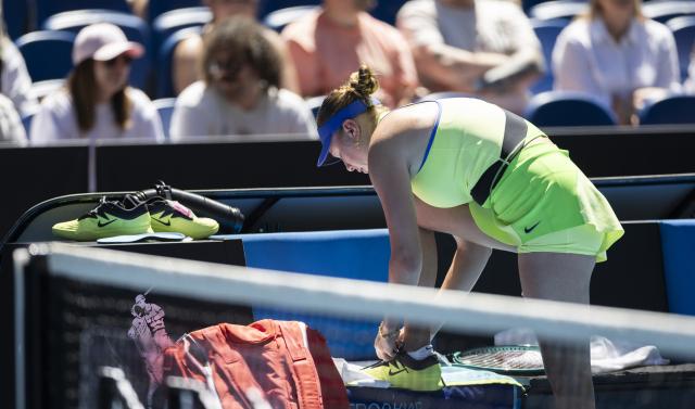 (260126) -- MELBOURNE, Jan. 26, 2026 (Xinhua) -- Amanda Anisimova of the United States changes shoes during the women's singles 4th round match between Wang Xinyu of China and Amanda Anisimova of the United States at the Australian Open tennis tournament in Melbourne, Australia, Jan. 26, 2026. (Photo by Hu Jingchen/Xinhua)