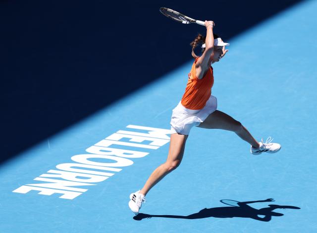 (260126) -- MELBOURNE, Jan. 26, 2026 (Xinhua) -- Wang Xinyu of China hits a return during the women's singles 4th round match between Wang Xinyu of China and Amanda Anisimova of the United States at the Australian Open tennis tournament in Melbourne, Australia, Jan. 26, 2026. (Xinhua/Ma Ping)