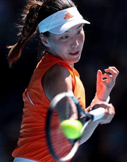 (260126) -- MELBOURNE, Jan. 26, 2026 (Xinhua) -- Wang Xinyu of China hits a return during the women's singles 4th round match between Wang Xinyu of China and Amanda Anisimova of the United States at the Australian Open tennis tournament in Melbourne, Australia, Jan. 26, 2026. (Xinhua/Ma Ping)
