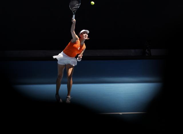 (260126) -- MELBOURNE, Jan. 26, 2026 (Xinhua) -- Wang Xinyu of China serves during the women's singles 4th round match between Wang Xinyu of China and Amanda Anisimova of the United States at the Australian Open tennis tournament in Melbourne, Australia, Jan. 26, 2026. (Xinhua/Ma Ping)