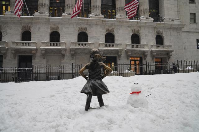 (260126) -- NEW YORK, Jan. 26, 2026 (Xinhua) -- This photo taken on Jan. 25, 2026 shows the New York Stock Exchange amid snow in New York, the United States. A historic winter storm is sweeping across the Midwest and eastern parts of the United States on Sunday, causing unprecedented travel chaos. (Xinhua/Zhang Fengguo)