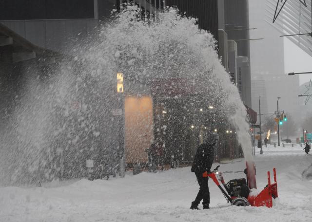 (260126) -- NEW YORK, Jan. 26, 2026 (Xinhua) -- A man clears snow from a road in New York, the United States, on Jan. 25, 2026. A historic winter storm is sweeping across the Midwest and eastern parts of the United States on Sunday, causing unprecedented travel chaos. (Xinhua/Zhang Fengguo)