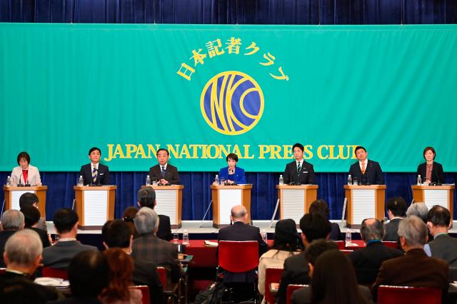 (260126) -- TOKYO, Jan. 26, 2026 (Xinhua) -- Japanese Prime Minister Sanae Takaichi (C) attends a party leaders' debate in Tokyo, Japan, on Jan. 26, 2026. Takaichi said on Monday she would step down immediately if the ruling bloc fails to secure a majority in the upcoming House of Representatives election.
   Takaichi, who also serves as president of the ruling Liberal Democratic Party, made the remarks during a party leaders' debate on Monday. (David Mareuil/Pool via Xinhua)