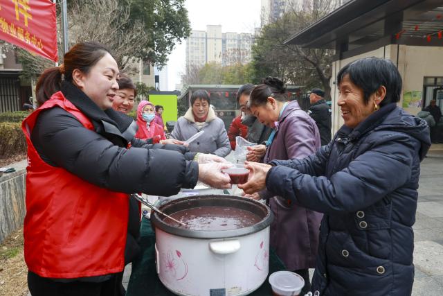 (260126) -- BEIJING, Jan. 26, 2026 (Xinhua) -- Volunteers serve Laba porridge to the residents in Taixing City, east China's Jiangsu Province, on Jan. 25, 2026. Various activities were held across the country to celebrate the Laba Festival that falls on Jan. 26 this year. (Photo by Gu Jihong/Xinhua)