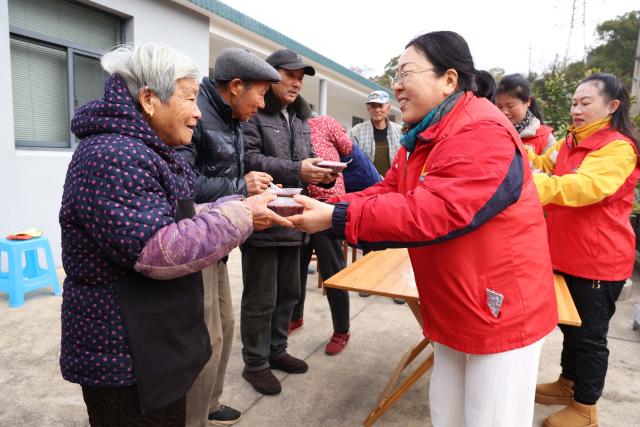(260126) -- BEIJING, Jan. 26, 2026 (Xinhua) -- Volunteers serve Laba porridge to elderly residents in Dinghai District of Zhoushan, east China's Zhejiang Province, on Jan. 25, 2026. Various activities were held across the country to celebrate the Laba Festival that falls on Jan. 26 this year. (Photo by Chen Yongjian/Xinhua)