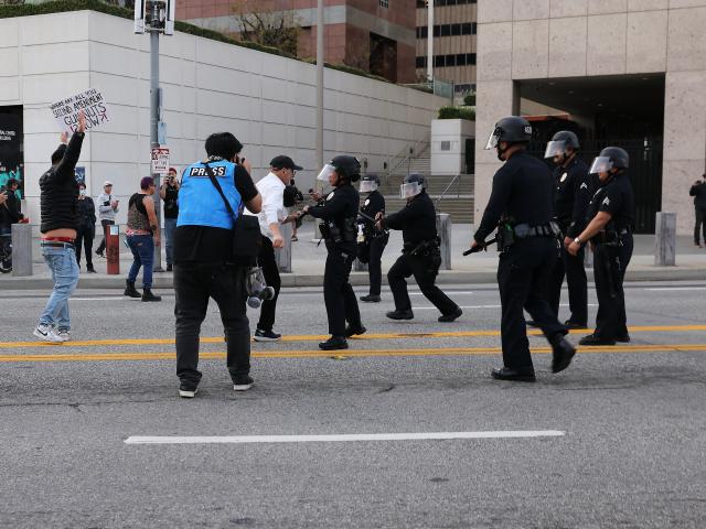 (260126) -- LOS ANGELES, Jan. 26, 2026 (Xinhua) -- Protesters confront police during a rally against the U.S. Immigration and Customs Enforcement (ICE) in front of the Metropolitan Detention Center in downtown Los Angeles, California, the United States, on Jan. 25, 2026. A Minnesota resident was fatally shot by ICE agents on Saturday.
  The victim, Alex Jeffrey Pretti, was a 37-year-old intensive care unit nurse and U.S. citizen who lived in Minneapolis, the state's largest city. (Xinhua)