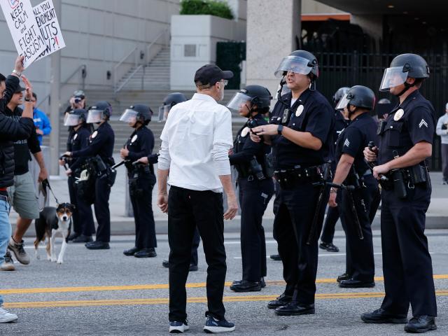 (260126) -- LOS ANGELES, Jan. 26, 2026 (Xinhua) -- Protesters confront police during a rally against the U.S. Immigration and Customs Enforcement (ICE) in front of the Metropolitan Detention Center in downtown Los Angeles, California, the United States, on Jan. 25, 2026. A Minnesota resident was fatally shot by ICE agents on Saturday.
  The victim, Alex Jeffrey Pretti, was a 37-year-old intensive care unit nurse and U.S. citizen who lived in Minneapolis, the state's largest city. (Xinhua)