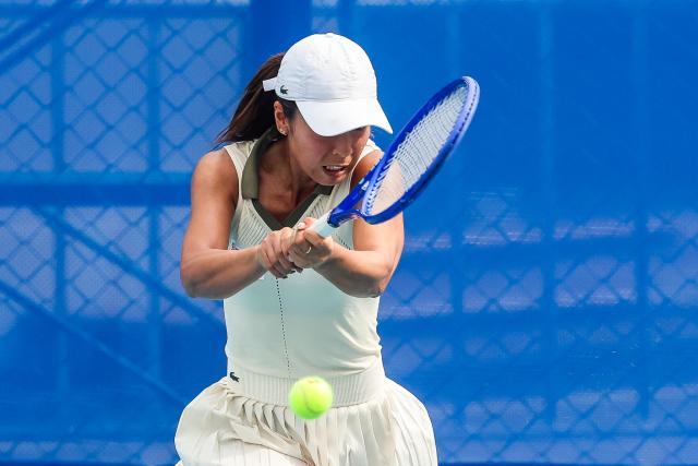 (260126) -- MANILA, Jan. 26, 2026 (Xinhua) -- Hontama Mai of Japan hits a return during the women's singles round of 32 match between Hontama Mai of Japan and Elizabeth Abarquez of the Philippines at the WTA Philippine Women's Open in Manila, the Philippines, Jan. 26, 2026. (Xinhua/Rouelle Umali)