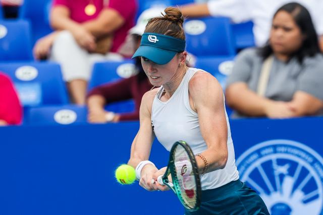 (260126) -- MANILA, Jan. 26, 2026 (Xinhua) -- Simona Waltert hits a return during the women's singles round of 32 match between Lanlana Tararudee of Thailand and Simona Waltert of Switzerland at the WTA Philippine Women's Open in Manila, the Philippines, Jan. 26, 2026. (Xinhua/Rouelle Umali)