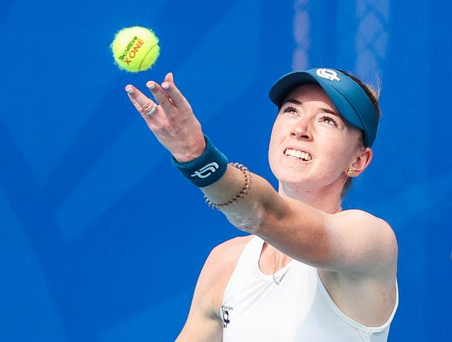 (260126) -- MANILA, Jan. 26, 2026 (Xinhua) -- Simona Waltert serves during the women's singles round of 32 match between Lanlana Tararudee of Thailand and Simona Waltert of Switzerland at the WTA Philippine Women's Open in Manila, the Philippines, Jan. 26, 2026. (Xinhua/Rouelle Umali)