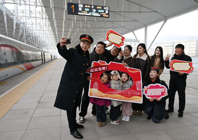 (260126) -- XI'AN, Jan. 26, 2026 (Xinhua) -- Railway staff and passengers of high-speed train G359 take selfies at the platform of Yan'an Station in Yan'an, northwest China's Shaanxi Province, Jan. 26, 2026. The high-speed train G359 departed from Yan'an on Monday morning, marking the first direct connection of high-speed rail from the sacred revolutionary site to the nation's capital city of Beijing.
   The fastest high-speed train ride from Yan'an to Beijing will take five hours and 42 minutes, a big improvement compared to the original train. (Xinhua/Li Yibo)
