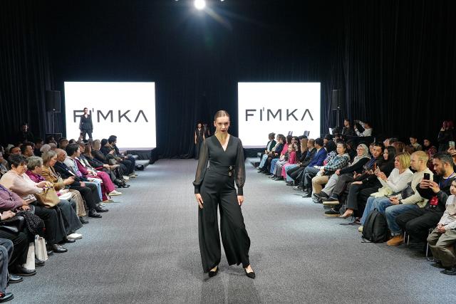 (260126) -- TASHKENT, Jan. 26, 2026 (Xinhua) -- A model presents a creation during the Tashkent Fashion & Textile Expo 2026 in Tashkent, Uzbekistan, Jan. 26, 2026. The event was held here from Jan. 25 to 27. (Photo by Zafar Khalilov/Xinhua)