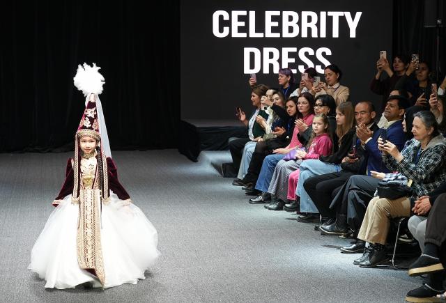 (260126) -- TASHKENT, Jan. 26, 2026 (Xinhua) -- A model presents a creation during the Tashkent Fashion & Textile Expo 2026 in Tashkent, Uzbekistan, Jan. 26, 2026. The event was held here from Jan. 25 to 27. (Photo by Zafar Khalilov/Xinhua)