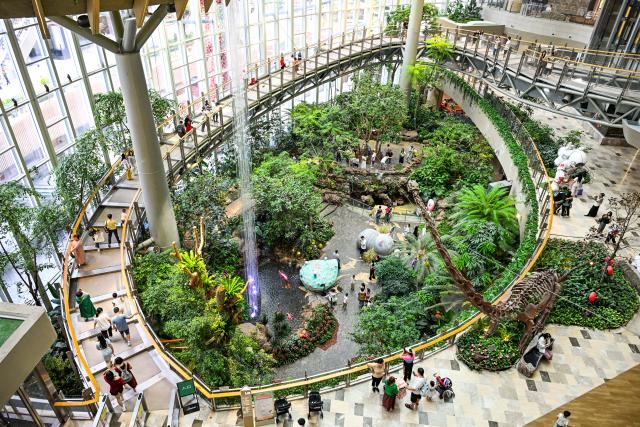 (260126) -- BEIJING, Jan. 26, 2026 (Xinhua) -- Customers visit a shopping mall in Liangjiang New Area, southwest China's Chongqing Municipality, June 7, 2025. The combined economic output of southwest China's Sichuan Province and Chongqing Municipality has exceeded 10 trillion yuan (about 1.44 trillion U.S. dollar) in 2025, accounting for approximately 7.2 percent of the national total. (Xinhua/Wang Quanchao)