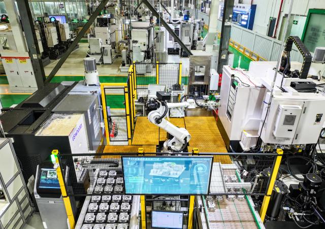 (260126) -- BEIJING, Jan. 26, 2026 (Xinhua) -- A drone photo shows an automated workshop at the precision engineering base of Chongqing Shunduoli Motor-vehicle Co., Ltd. in Beibei District of Chongqing, southwest China, May 9, 2025. The combined economic output of southwest China's Sichuan Province and Chongqing Municipality has exceeded 10 trillion yuan (about 1.44 trillion U.S. dollar) in 2025, accounting for approximately 7.2 percent of the national total. (Xinhua/Wang Quanchao)