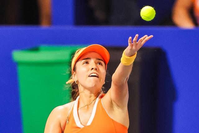 (260126) -- MANILA, Jan. 26, 2026 (Xinhua) -- Camila Osorio of Colombia competes during the women's singles round of 32 match between Camila Osorio of Colombia and Hosogi Sakura of Japan at the WTA Philippine Women's Open in Manila, the Philippines, Jan. 26, 2026. (Xinhua/Rouelle Umali)