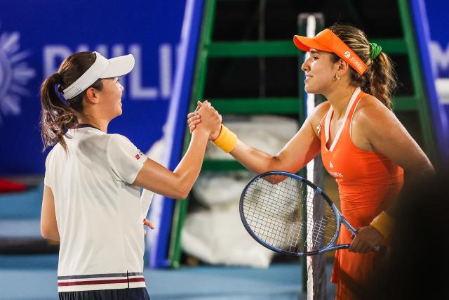 (260126) -- MANILA, Jan. 26, 2026 (Xinhua) -- Camila Osorio (R) of Colombia shakes hands with Hosogi Sakura of Japan during the women's singles round of 32 match between Camila Osorio of Colombia and Hosogi Sakura of Japan at the WTA Philippine Women's Open in Manila, the Philippines, Jan. 26, 2026. (Xinhua/Rouelle Umali)