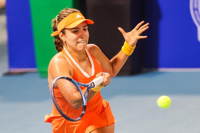 (260126) -- MANILA, Jan. 26, 2026 (Xinhua) -- Camila Osorio of Colombia competes during the women's singles round of 32 match between Camila Osorio of Colombia and Hosogi Sakura of Japan at the WTA Philippine Women's Open in Manila, the Philippines, Jan. 26, 2026. (Xinhua/Rouelle Umali)