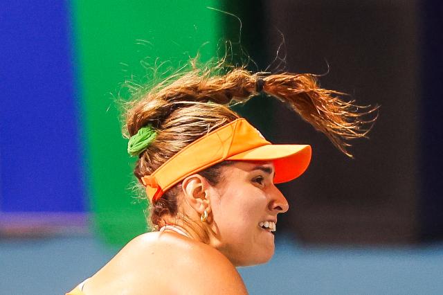 (260126) -- MANILA, Jan. 26, 2026 (Xinhua) -- Camila Osorio of Colombia competes during the women's singles round of 32 match between Camila Osorio of Colombia and Hosogi Sakura of Japan at the WTA Philippine Women's Open in Manila, the Philippines, Jan. 26, 2026. (Xinhua/Rouelle Umali)