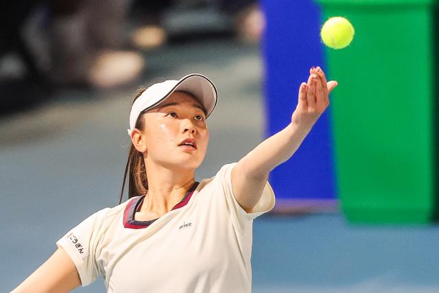 (260126) -- MANILA, Jan. 26, 2026 (Xinhua) -- Hosogi Sakura of Japan competes during the women's singles round of 32 match between Camila Osorio of Colombia and Hosogi Sakura of Japan at the WTA Philippine Women's Open in Manila, the Philippines, Jan. 26, 2026. (Xinhua/Rouelle Umali)