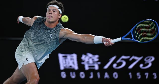 (260126) -- MELBOURNE, Jan. 26, 2026 (Xinhua) -- Ben Shelton hits a return during the men's singles 4th round match between Ben Shelton of the United States and Casper Ruud of Norway at the Australian Open tennis tournament in Melbourne, Australia, Jan. 26, 2026. (Photo by Wang Shen/Xinhua)