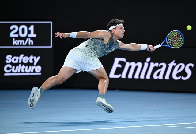 (260126) -- MELBOURNE, Jan. 26, 2026 (Xinhua) -- Ben Shelton hits a return during the men's singles 4th round match between Ben Shelton of the United States and Casper Ruud of Norway at the Australian Open tennis tournament in Melbourne, Australia, Jan. 26, 2026. (Photo by Wang Shen/Xinhua)