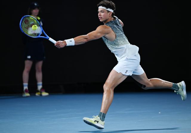 (260126) -- MELBOURNE, Jan. 26, 2026 (Xinhua) -- Ben Shelton hits a return during the men's singles 4th round match between Ben Shelton of the United States and Casper Ruud of Norway at the Australian Open tennis tournament in Melbourne, Australia, Jan. 26, 2026. (Photo by Wang Shen/Xinhua)