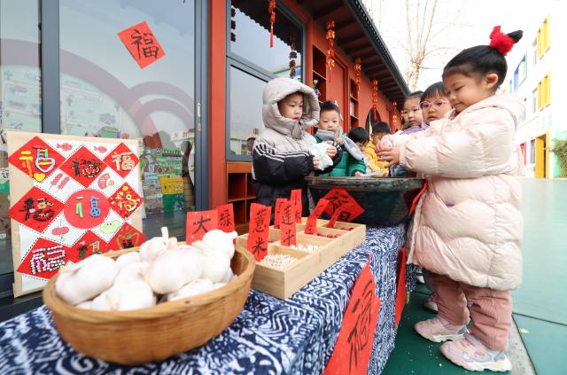 (260126) -- BEIJING, Jan. 26, 2026 (Xinhua) -- Children prepare ingredients for making Laba porridge in a kindergarten in Zhengding County of Shijiazhuang, north China's Hebei Province, Jan. 26, 2026. The Laba Festival, which is celebrated each year on the eighth day of the twelfth lunar month with the custom of having Laba porridge, falls on Monday this year. (Photo by Liang Zidong/Xinhua)