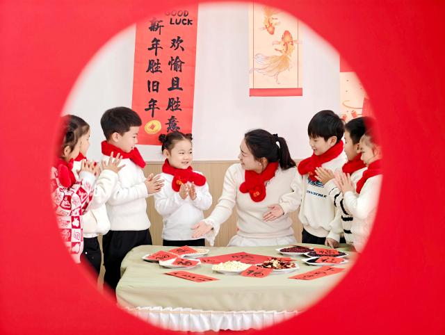 (260126) -- BEIJING, Jan. 26, 2026 (Xinhua) -- A teacher introduces ingredients for making Laba porridge at a kindergarten in Jiyuan City, central China's Henan Province,  Jan. 26, 2026.. The Laba Festival, which is celebrated each year on the eighth day of the twelfth lunar month with the custom of having Laba porridge, falls on Monday this year. (Photo by Duan Erping/Xinhua)