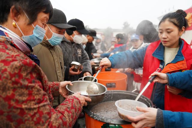 (260126) -- BEIJING, Jan. 26, 2026 (Xinhua) -- Staff members of an enterprise distribute free Laba porridge to the villagers in Qinyang City, central China's Henan Province, Jan. 26, 2026. The Laba Festival, which is celebrated each year on the eighth day of the twelfth lunar month with the custom of having Laba porridge, falls on Monday this year. (Photo by Zhang Xinyu/Xinhua)