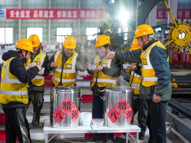 (260126) -- BEIJING, Jan. 26, 2026 (Xinhua) -- Railway workers taste Laba porridge at a plant in Xinghua City, east China's Jiangsu Province, Jan. 26, 2026. The Laba Festival, which is celebrated each year on the eighth day of the twelfth lunar month with the custom of having Laba porridge, falls on Monday this year. (Photo by Zhou Shegen/Xinhua)