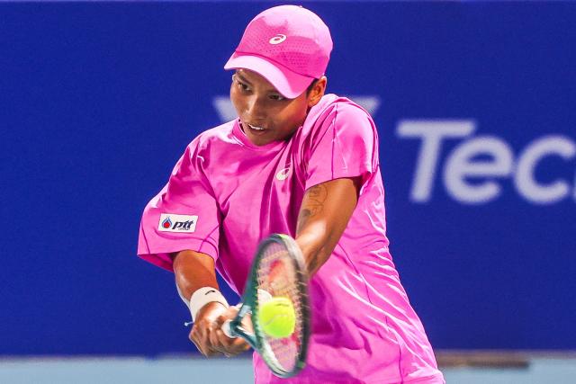 (260126) -- MANILA, Jan. 26, 2026 (Xinhua) -- Mananchaya Sawangkaew of Thailand competes during the women's singles round of 32 match between Mananchaya Sawangkaew of Thailand and Tennielle Madis of the Philippines at the WTA Philippine Women's Open in Manila, the Philippines, Jan. 26, 2026. (Xinhua/Rouelle Umali)