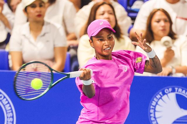 (260126) -- MANILA, Jan. 26, 2026 (Xinhua) -- Mananchaya Sawangkaew of Thailand competes during the women's singles round of 32 match between Mananchaya Sawangkaew of Thailand and Tennielle Madis of the Philippines at the WTA Philippine Women's Open in Manila, the Philippines, Jan. 26, 2026. (Xinhua/Rouelle Umali)
