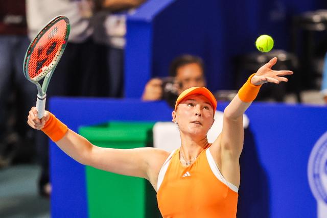 (260126) -- MANILA, Jan. 26, 2026 (Xinhua) -- Alina Charaeva of Russia serves during the women's singles round of 32 match between Alina Charaeva of Russia and Alexandra Eala of the Philippines at the WTA Philippine Women's Open in Manila, the Philippines, Jan. 26, 2026. (Xinhua/Rouelle Umali)