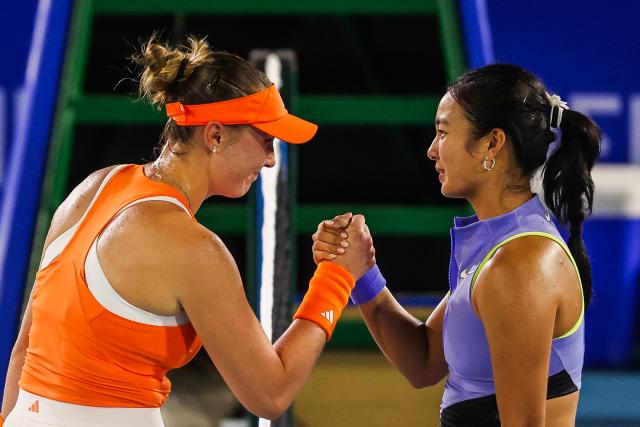 (260126) -- MANILA, Jan. 26, 2026 (Xinhua) -- Alexandra Eala (R) of the Philippines shakes hands with Alina Charaeva of Russia during the women's singles round of 32 match between Alina Charaeva of Russia and Alexandra Eala of the Philippines at the WTA Philippine Women's Open in Manila, the Philippines, Jan. 26, 2026. (Xinhua/Rouelle Umali)