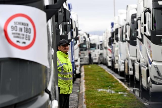 (260126) -- GEVGELIJA, Jan. 26, 2026 (Xinhua) -- Truck drivers block border terminals at Bogorodica border exit to Greece near Gevgelija, North Macedonia, on Jan. 26, 2026. Truck drivers on Monday blocked EU border terminals to protest the new Entry/Exit System (EES). (Photo by Tomislav Georgiev/Xinhua)