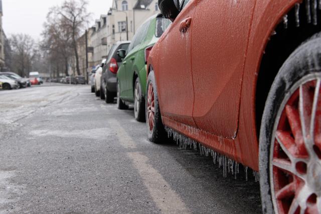 (260126) -- BERLIN, Jan. 26, 2026 (Xinhua) -- Vehicles are covered with ice in Pankow District of Berlin, Germany, Jan. 26, 2026. Berlin experienced black ice on Monday, causing disruptions to tram and other public transport services. (Xinhua/Zhang Haofu)