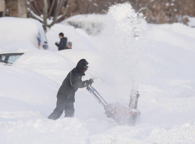 (260126) -- OAKVILLE, Jan. 26, 2026 (Xinhua) -- A resident clears snow in Oakville, the Greater Toronto Area, Canada, Jan. 26, 2026. (Photo by Zou Zheng/Xinhua)