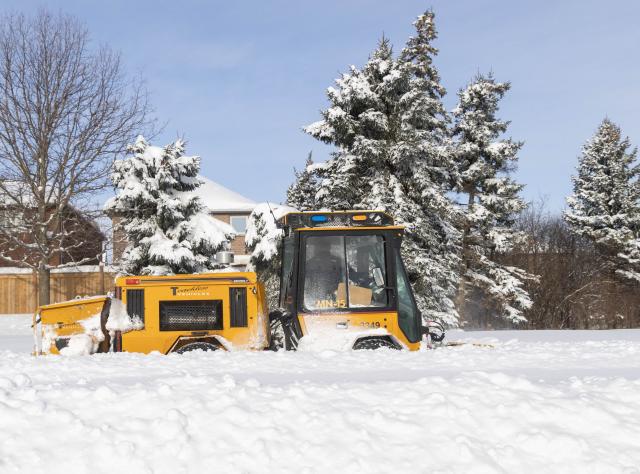 (260126) -- OAKVILLE, Jan. 26, 2026 (Xinhua) -- A snowplow clears snow on the sidewalk of a street in Oakville, the Greater Toronto Area, Canada, Jan. 26, 2026. (Photo by Zou Zheng/Xinhua)