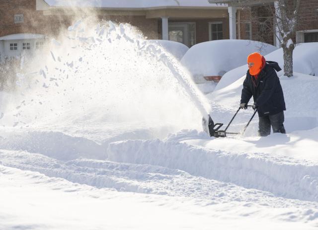 (260126) -- OAKVILLE, Jan. 26, 2026 (Xinhua) -- A man clears snow in Oakville, the Greater Toronto Area, Canada, Jan. 26, 2026. (Photo by Zou Zheng/Xinhua)