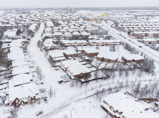(260126) -- OAKVILLE, Jan. 26, 2026 (Xinhua) -- An aerial drone photo taken on Jan. 26, 2026 shows a snow-covered residential area in Oakville, the Greater Toronto Area, Canada. (Photo by Zou Zheng/Xinhua)