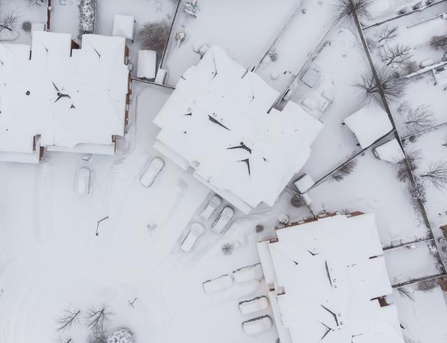 (260126) -- OAKVILLE, Jan. 26, 2026 (Xinhua) -- An aerial drone photo taken on Jan. 26, 2026 shows a snow-covered residential area in Oakville, the Greater Toronto Area, Canada. (Photo by Zou Zheng/Xinhua)