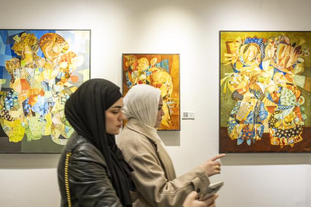(260126) -- GIZA, Jan. 26, 2026 (Xinhua) -- People visit the Art Cairo at the Grand Egyptian Museum in Giza, Egypt, Jan. 26, 2026. The 7th edition of Art Cairo was held from Jan. 23 to 26, 2026 at the Grand Egyptian Museum. (Xinhua/Xin Mengchen)