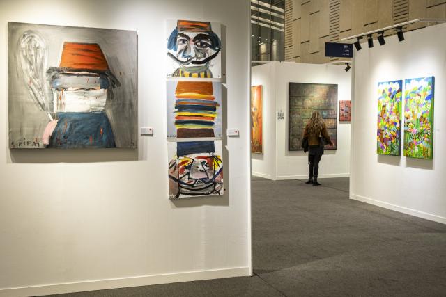 (260126) -- GIZA, Jan. 26, 2026 (Xinhua) -- People visit the Art Cairo at the Grand Egyptian Museum in Giza, Egypt, Jan. 26, 2026. The 7th edition of Art Cairo was held from Jan. 23 to 26, 2026 at the Grand Egyptian Museum. (Xinhua/Xin Mengchen)