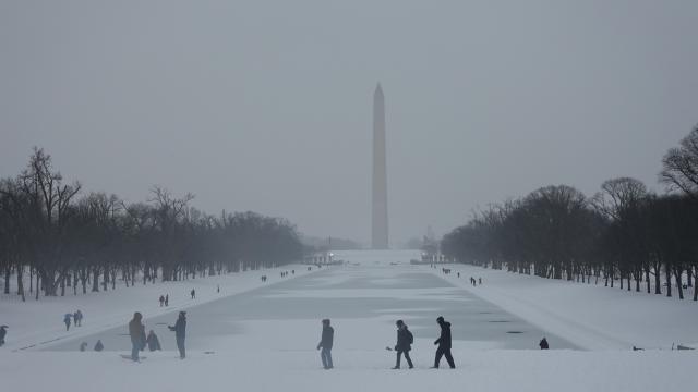 (260126) -- WASHINGTON, D.C., Jan. 26, 2026 (Xinhua) -- People walk in the snow by the Reflecting Pool in front of the Lincoln Memorial in Washington, D.C., the United States, on Jan. 25, 2026. (Xinhua/Xu Jianmei)