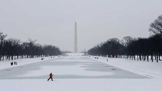 (260126) -- WASHINGTON, D.C., Jan. 26, 2026 (Xinhua) -- A person walks in the snow by the Reflecting Pool in front of the Lincoln Memorial in Washington, D.C., the United States, on Jan. 25, 2026. (Xinhua/Xu Jianmei)