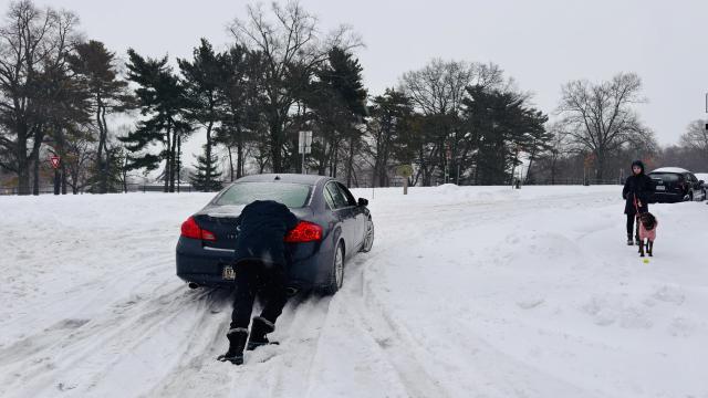 (260126) -- ARLINGTON COUNTY, Jan. 26, 2026 (Xinhua) -- A man pushes a vehicle in the snow in Arlington County, Virginia, the United States, on Jan. 25, 2026. (Xinhua/Xu Jianmei)