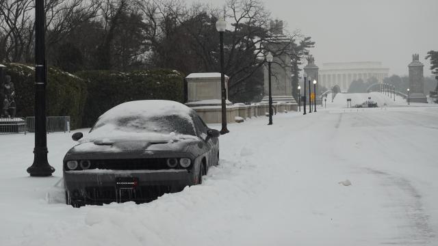 (260126) -- ARLINGTON COUNTY, Jan. 26, 2026 (Xinhua) -- Photo taken on Jan. 25, 2026 shows a snow-covered vehicle near the Arlington National Cemetery Metro Station in Arlington County, Virginia, the United States. (Xinhua/Xu Jianmei)