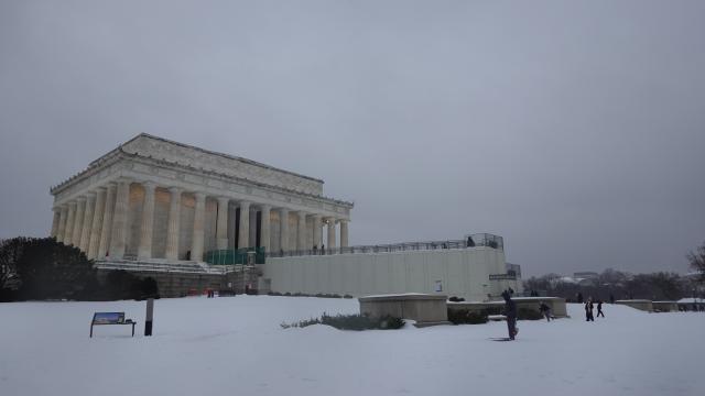 (260126) -- WASHINGTON, D.C., Jan. 26, 2026 (Xinhua) -- People visit the Lincoln Memorial amid snowfall in Washington, D.C., the United States, on Jan. 25, 2026. (Xinhua/Xu Jianmei)